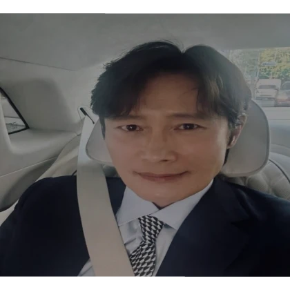 the frontman car selfie